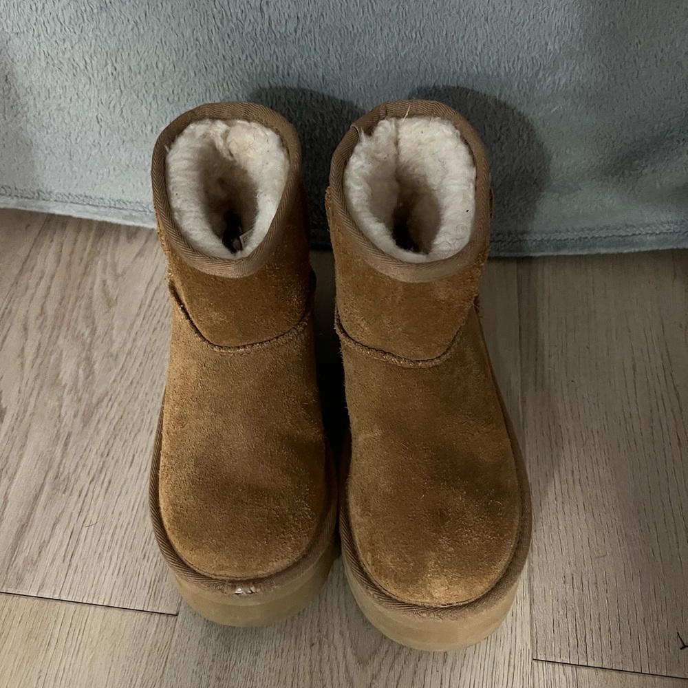 Girls Uggs size 2
